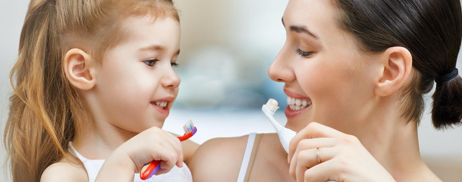 Cura dei denti durante la crescita dei bambini